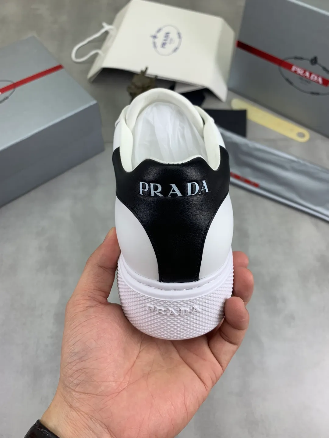 Men's shoes 💰P560💰 [New model] High version official website popular model is on the market, 🆘 Trendy brand (Prada) mainly promotes popular model, avant-garde and versatile fashionable men's shoes private version mold opening, cowhide surface splicing 1:1.. Stylish and simple, original imported cowhide lining cowhide feet; the atmosphere and personality are more fashionable, eye-catching and pursuing class. It will subvert the old idea and be a must-have for fashion trendsetters with you! Must keep it for yourself! Tall and comfortable, large and low, high-end quality workmanship. Size: 38-45; 2️⃣ colors available.